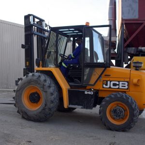 Rough-Terrain Forklift